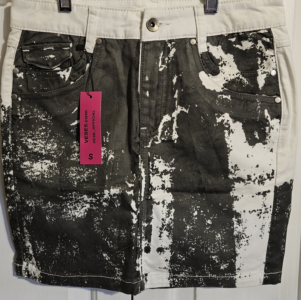 Vese gray & white tie dye denim mini skirt. Size small
